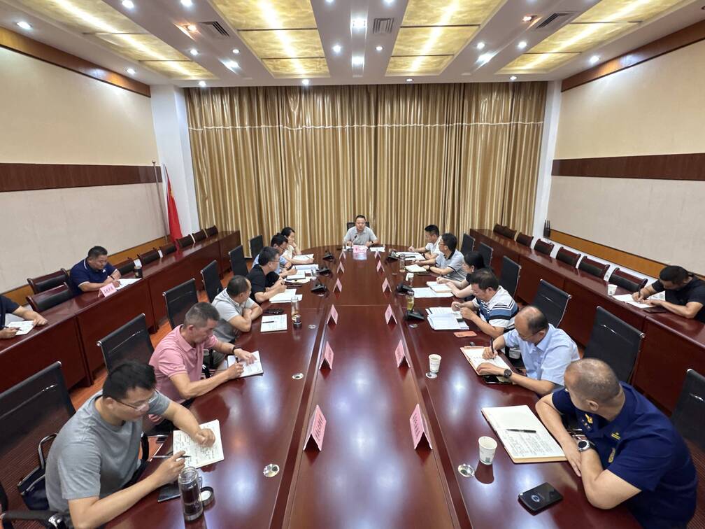 县长主持降雨会议.jpg 县长主持降雨会议.jpg