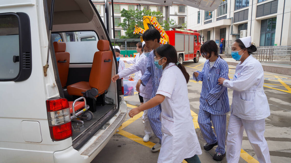 医院消防演练 (17).jpg 医院消防演练 (17).jpg