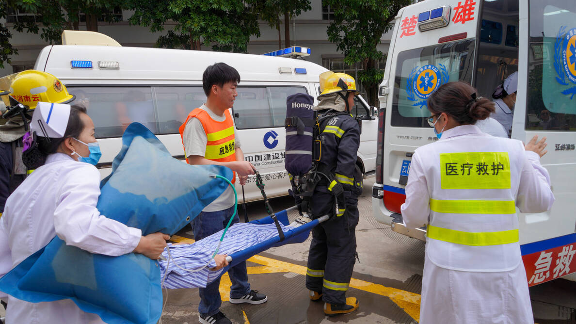 医院消防演练 (18).jpg 医院消防演练 (18).jpg